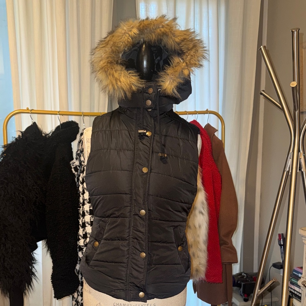 Love Tree Women’s Black Quilted Puffy Vest Removable Faux Fur Trim Hood Medium - Picture 9 of 17